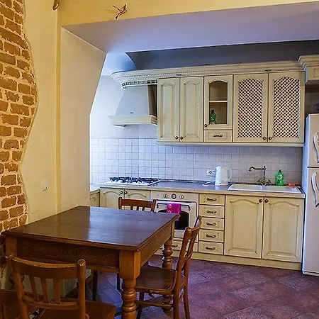 Historic Near Rynor Square Apartment